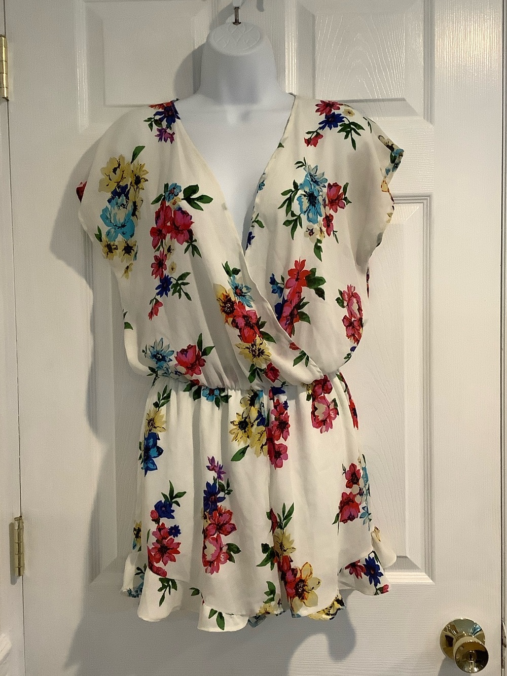 HONEY PUNCH Bright Floral Beachy Coastal Vacation Resortwear Deep V Romper M